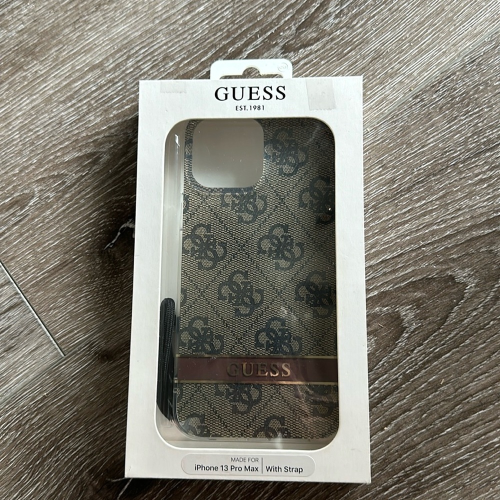 GUESS Protective case for iPhone 13 Pro Max with strap!